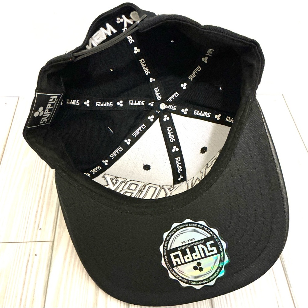 Black and White Embroidered New York baseball Cap with adjustable strap. - Picture 3 of 6